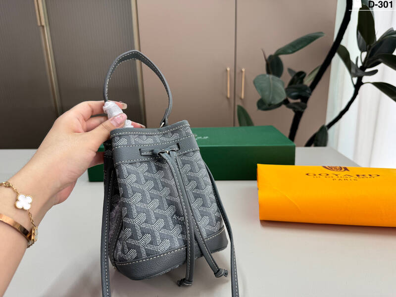 Goyard Red shoulder bag — 1:1 Replica