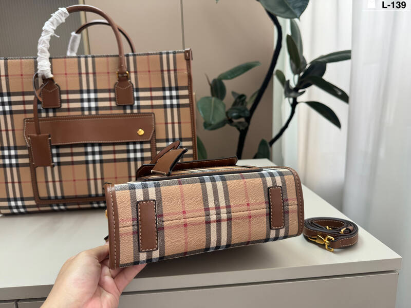 Burberry Vintage Check with Brown Leather Trim 25x19x12cm tote bag — Premium Replica