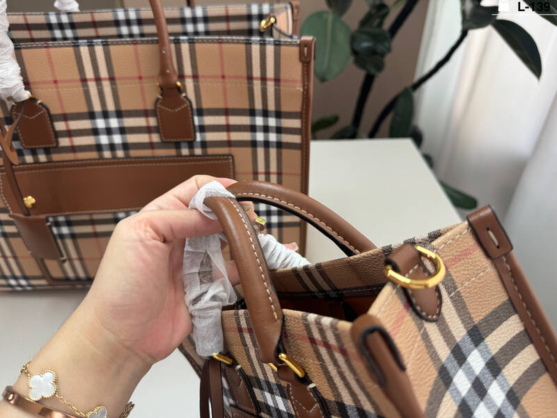 Burberry Vintage Check with Brown Leather Trim 25x19x12cm tote bag — Premium Replica