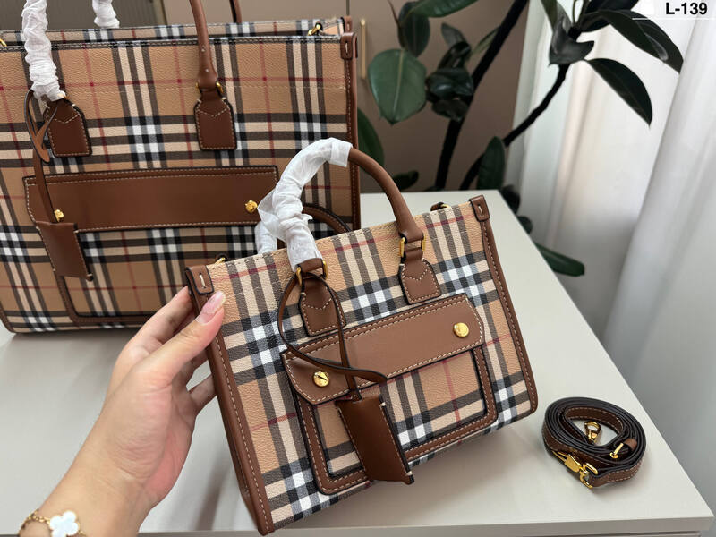 Burberry Vintage Check with Brown Leather Trim 25x19x12cm tote bag — Premium Replica