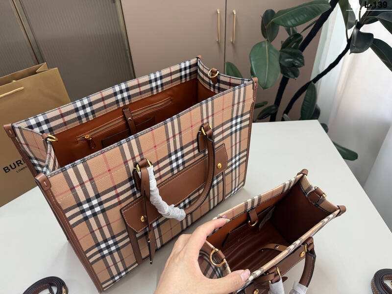 Burberry Vintage Check with Brown Leather Trim 25x19x12cm tote bag — Premium Replica