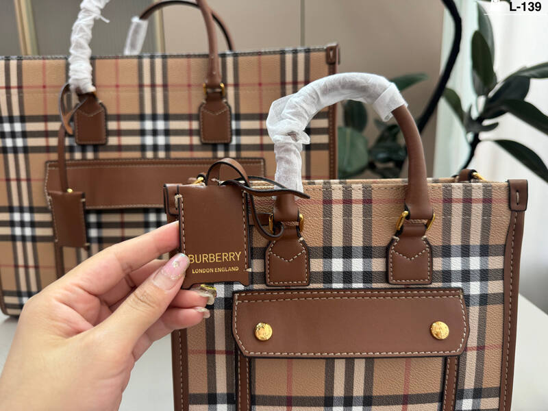 Burberry Vintage Check with Brown Leather Trim 25x19x12cm tote bag — Premium Replica