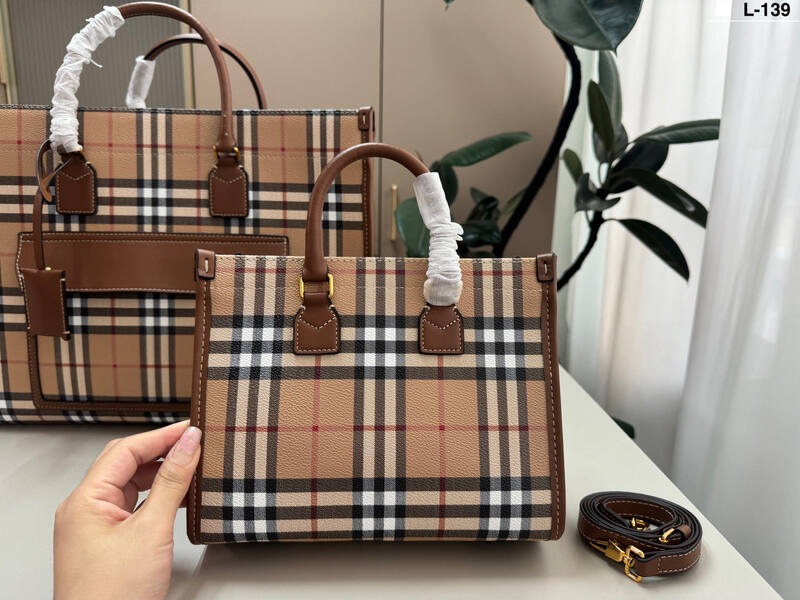 Burberry Vintage Check with Brown Leather Trim 25x19x12cm tote bag — Premium Replica