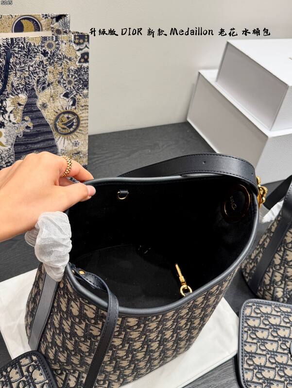 Dior Medallion Oblique tote — Premium Replica