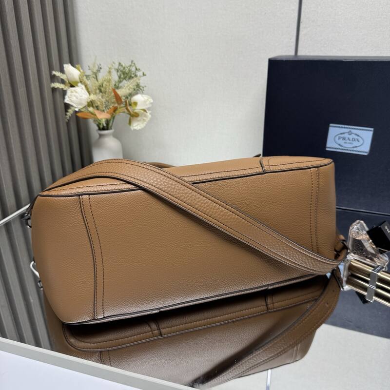 Prada Red 40x30x16cm shoulder bag — 1:1 Replica