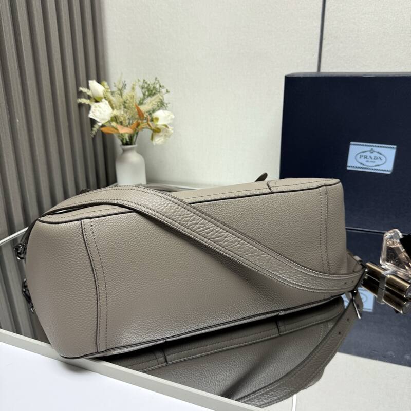Prada Red 40x30x16cm shoulder bag — AAA Quality Replica