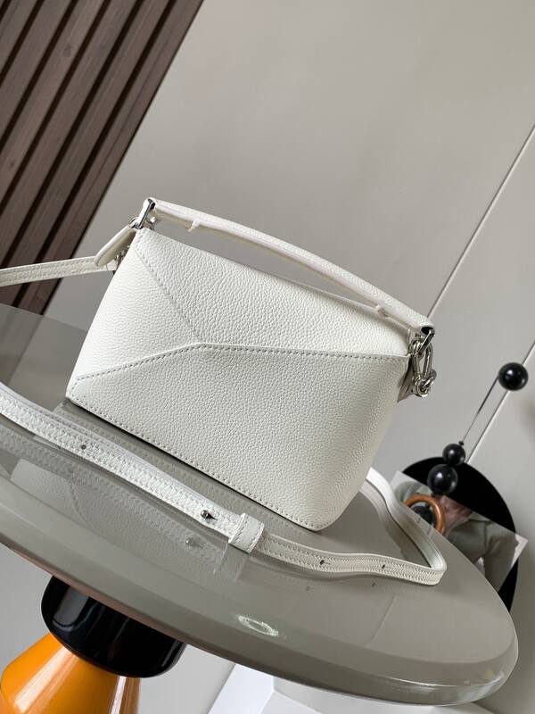 Loewe White shoulder bag — AAA Quality Replica