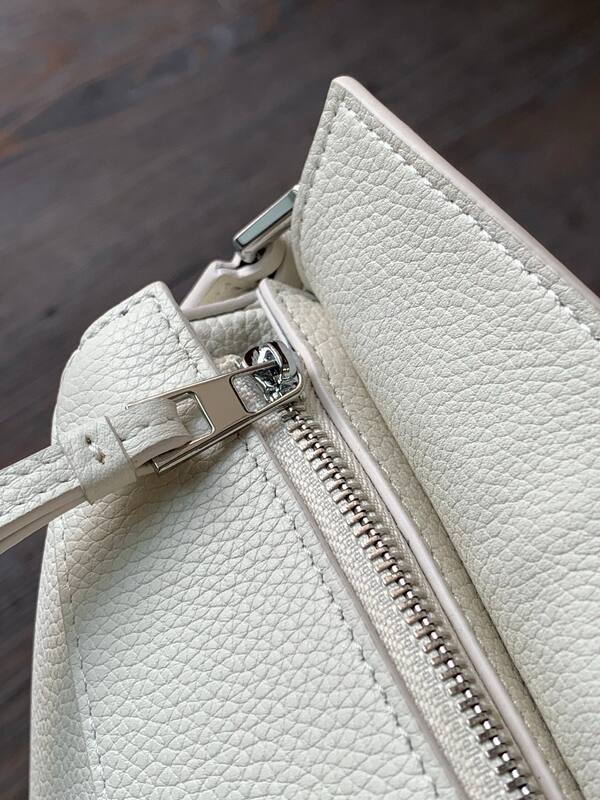 Loewe White shoulder bag — AAA Quality Replica
