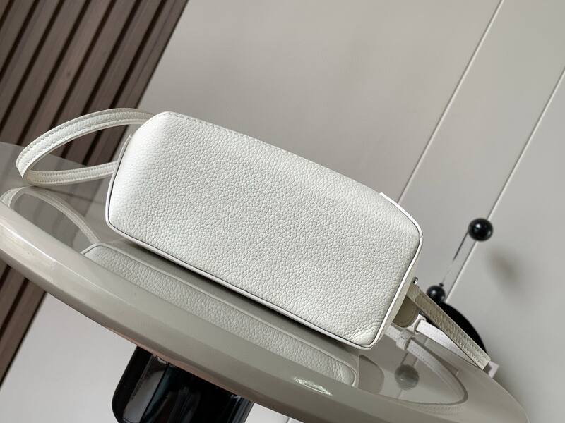 Loewe White shoulder bag — AAA Quality Replica
