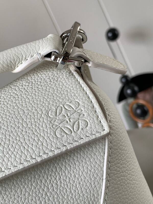 Loewe White shoulder bag — AAA Quality Replica