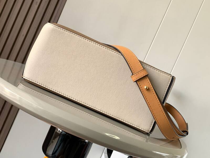 Loewe White 25x18x10cm shoulder bag — AAA Quality Replica