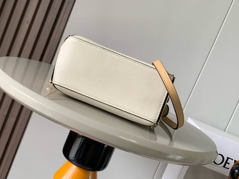Loewe White shoulder bag — Premium Replica