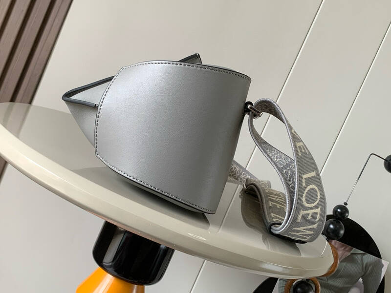 Loewe Grey 25x18x10cm shoulder bag — Premium Replica