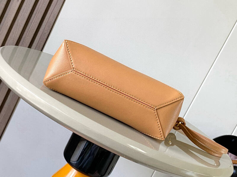 Loewe Calfskin 25x18x10cm shoulder bag — AAA Quality Replica
