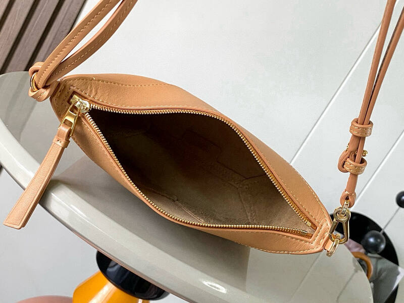 Loewe Calfskin 25x18x10cm shoulder bag — AAA Quality Replica