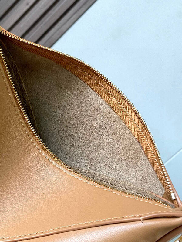 Loewe Calfskin 25x18x10cm shoulder bag — AAA Quality Replica