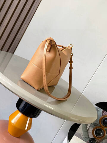 Loewe Calfskin 25x18x10cm shoulder bag AAA Quality Replica