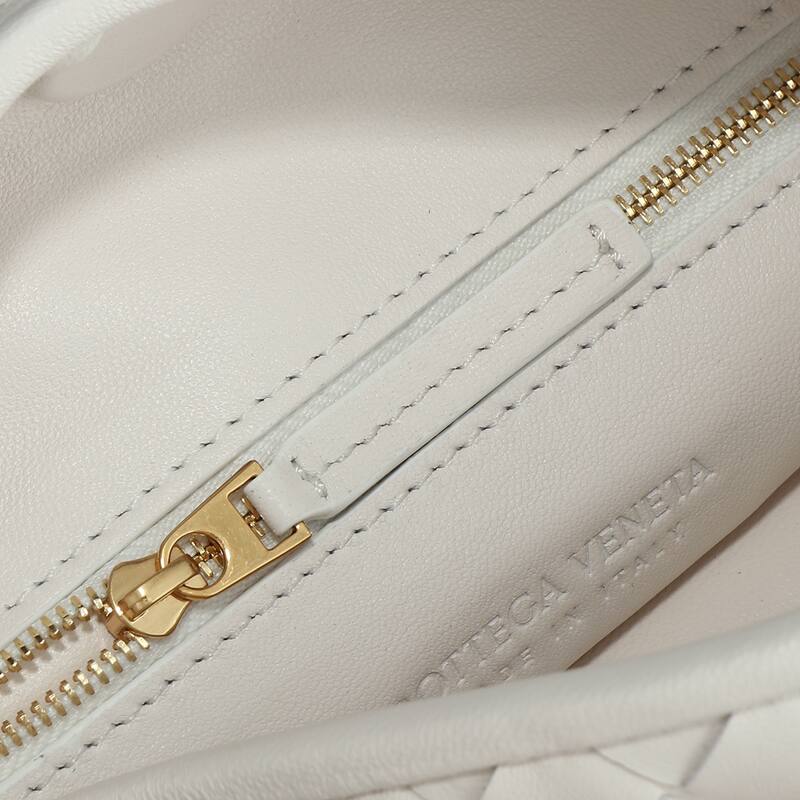 Bottega Veneta White 25x18x10cm shoulder bag — Premium Replica