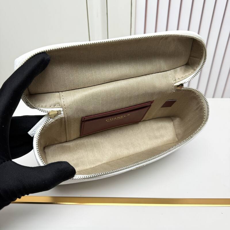 Chanel White grained leather crossbody — 1:1 Replica