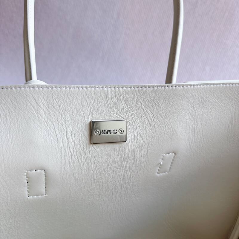 Balenciaga White 30x22x12cm shoulder bag — Premium Replica