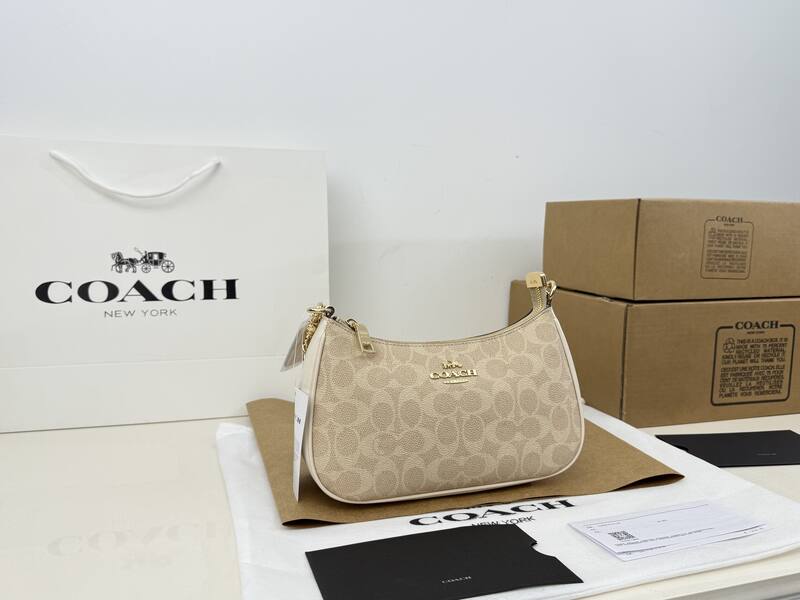 Coach Monogram shoulder bag — Top Quality Replica