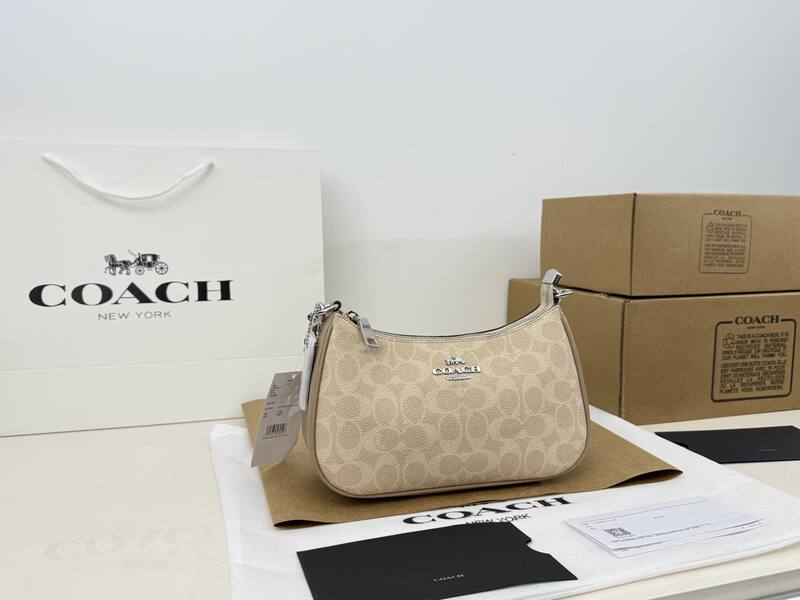 Coach Monogram shoulder bag — Top Quality Replica