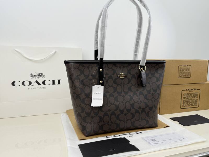 Coach Monogram shoulder bag — Premium Replica