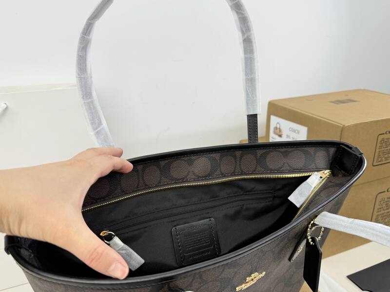 Coach Monogram shoulder bag — Premium Replica
