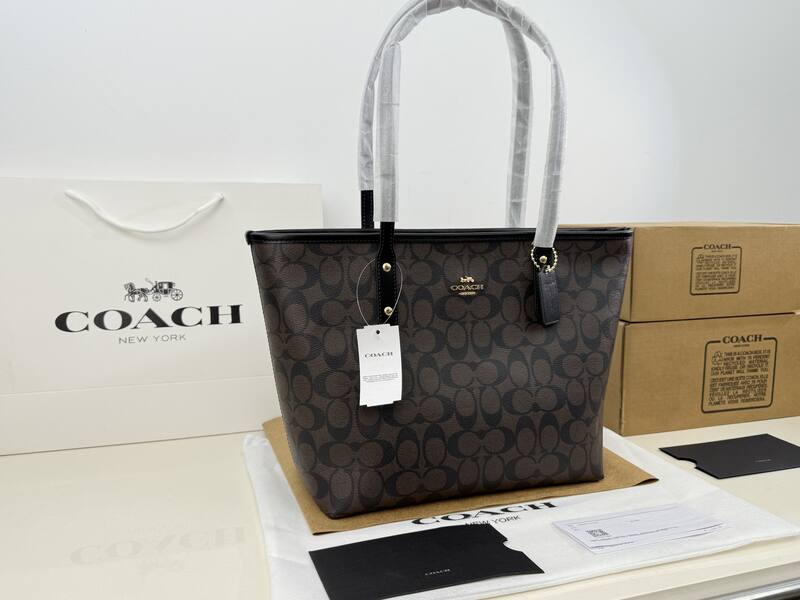 Coach Monogram shoulder bag — Premium Replica