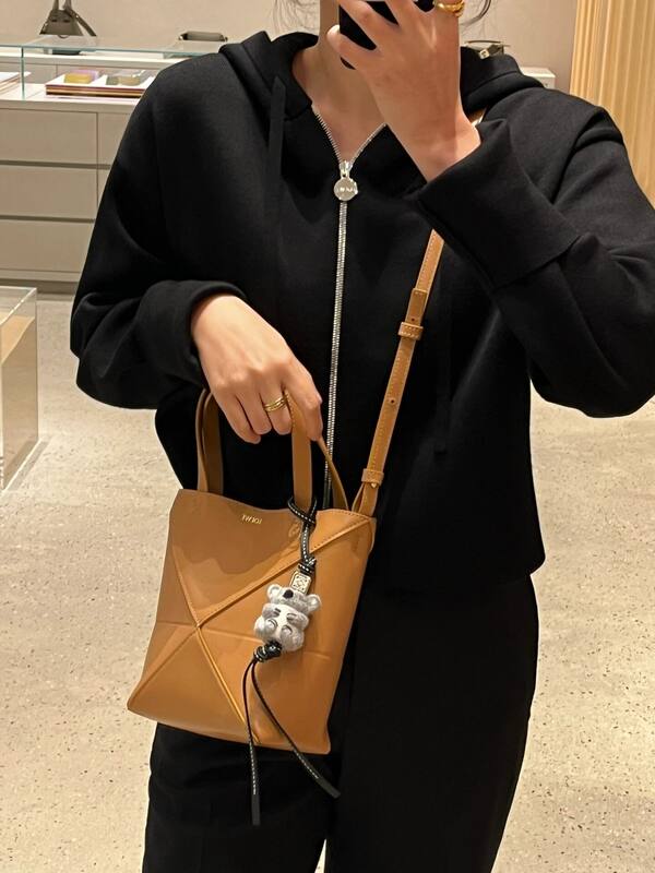 Loewe Black shoulder bag — Top Quality Replica