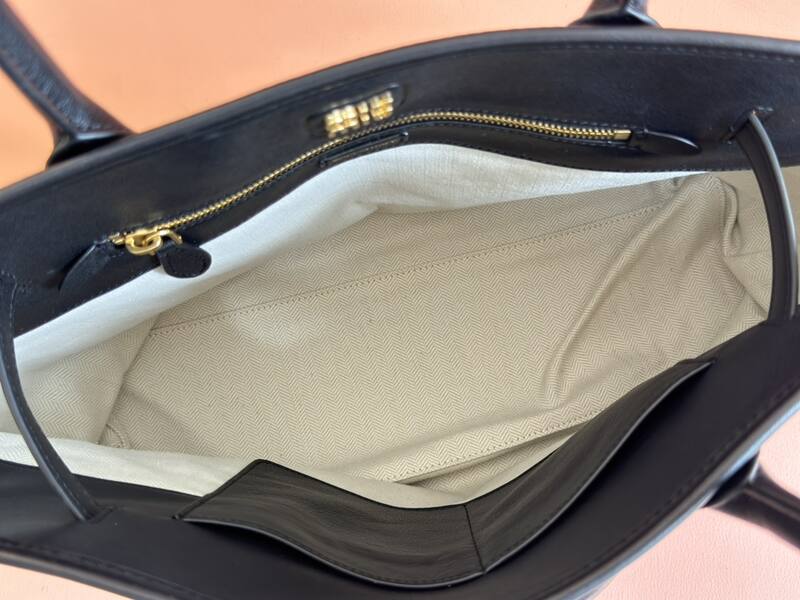 Miu Miu Black 40x30x16cm shoulder bag — Premium Replica