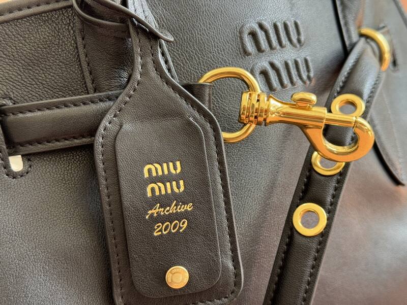 Miu Miu Black 40x30x16cm shoulder bag — Premium Replica