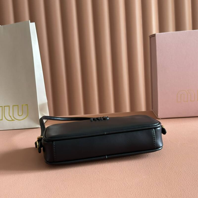 Miu Miu Black 25x18x10cm shoulder bag — Premium Replica