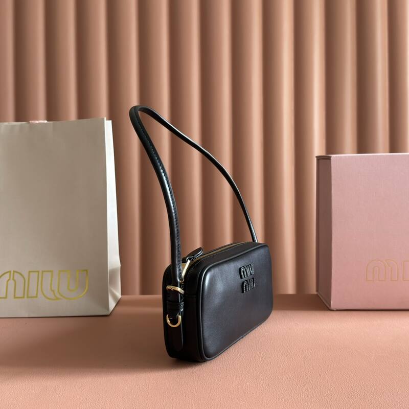 Miu Miu Black 25x18x10cm shoulder bag — Premium Replica