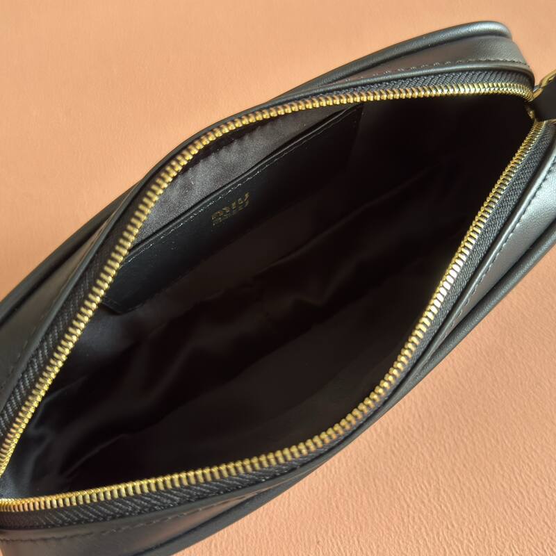 Miu Miu Black 25x18x10cm shoulder bag — Premium Replica