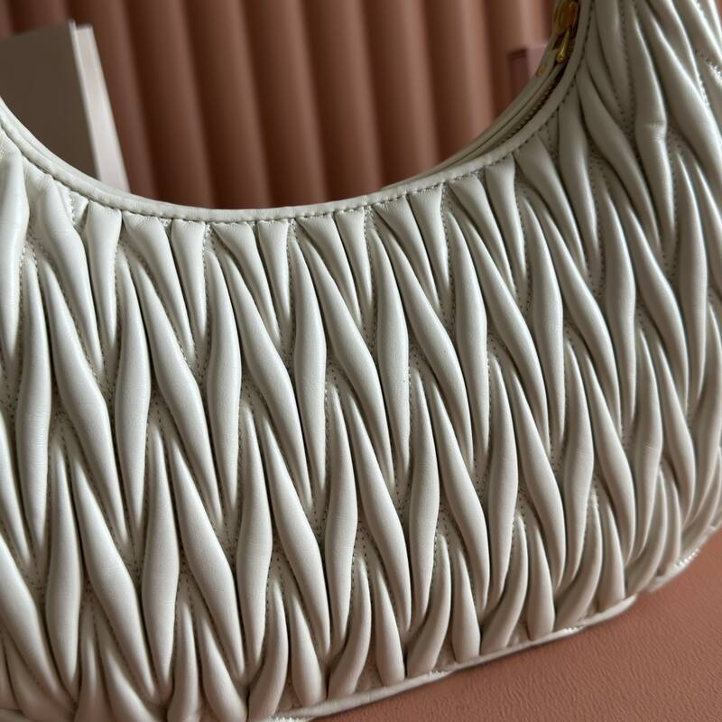 Miu Miu Wander White Matelasse Leather 29x24x10cm shoulder — Top Quality Replica
