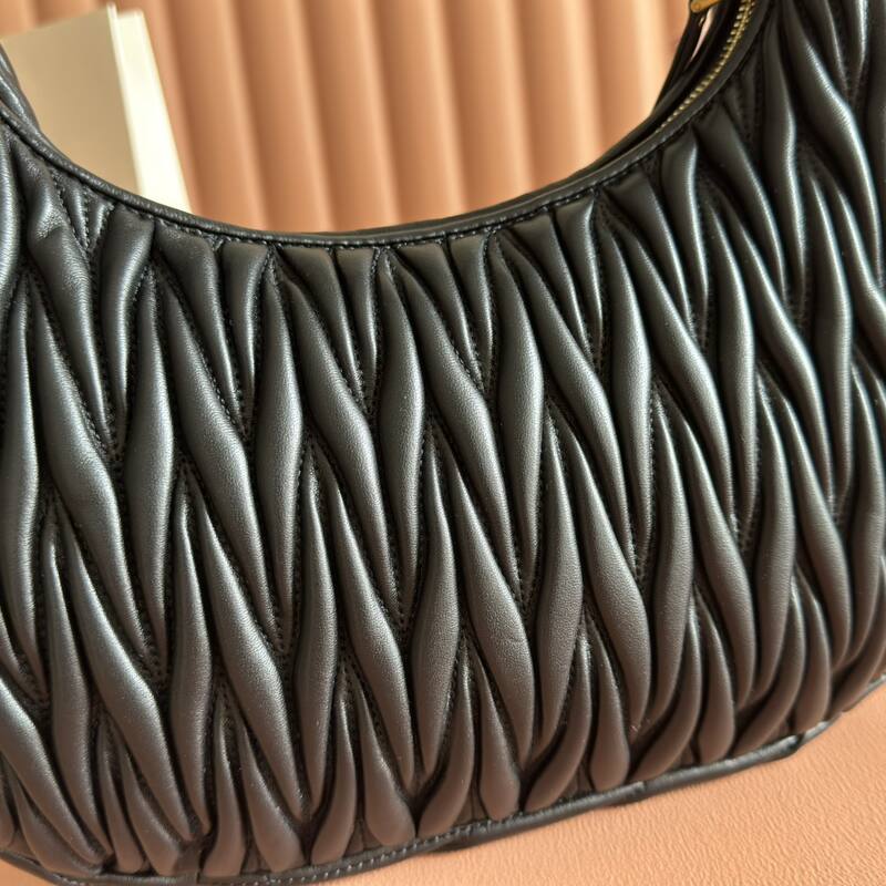 Miu Miu Wander Black Matelasse Leather 29x24x10cm shoulder — Top Quality Replica