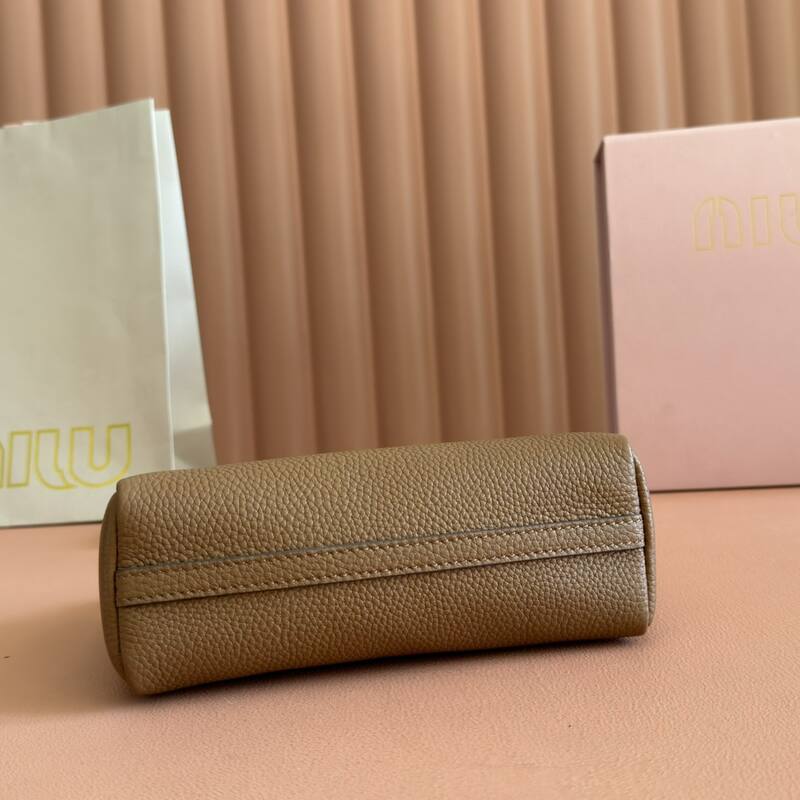 Miu Miu Brown 25x18x10cm shoulder bag — AAA Quality Replica