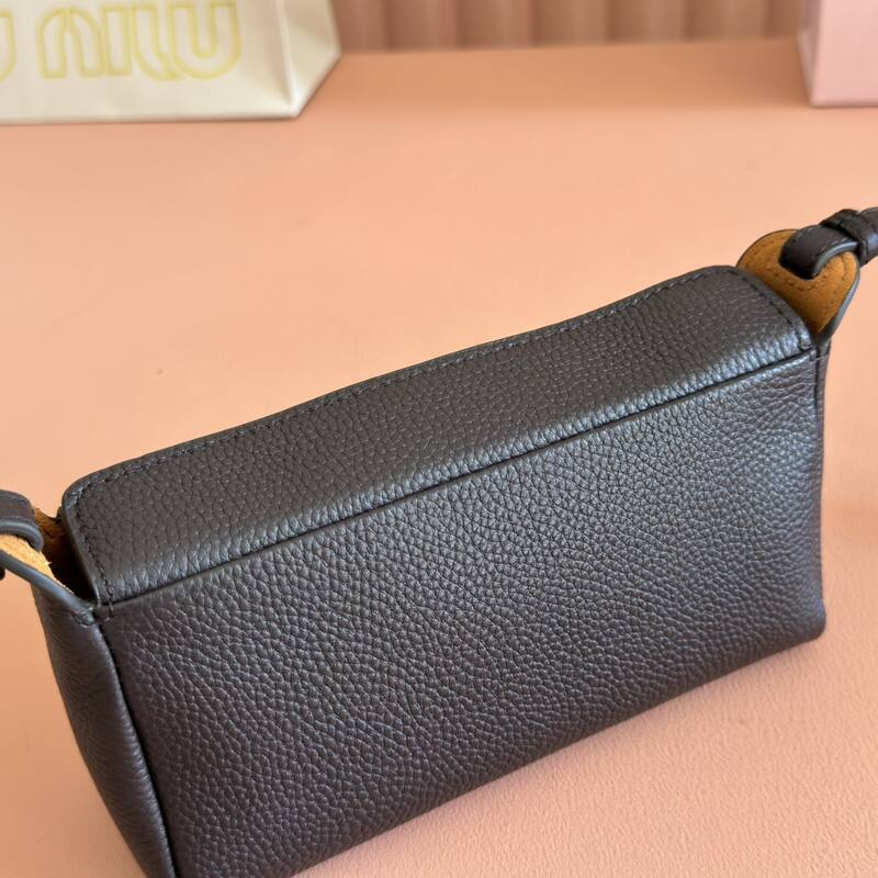 Miu Miu Black 25x18x10cm shoulder bag — AAA Quality Replica