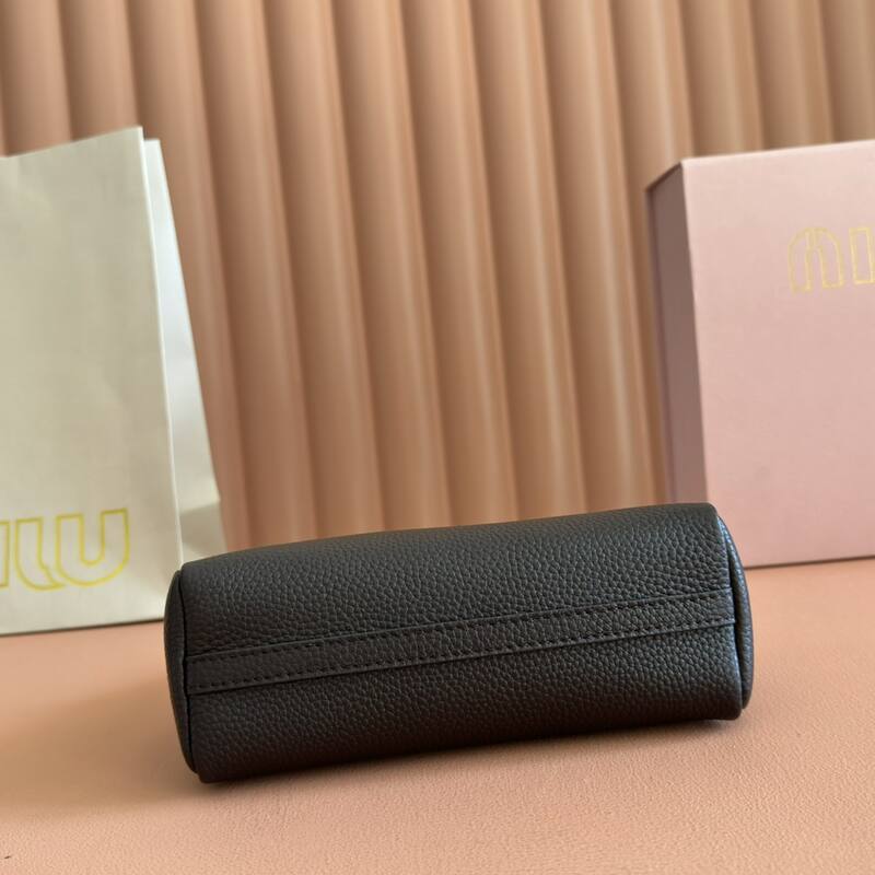 Miu Miu Black 25x18x10cm shoulder bag — AAA Quality Replica