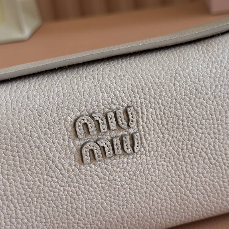 Miu Miu Beige 25x18x10cm shoulder bag — Top Quality Replica