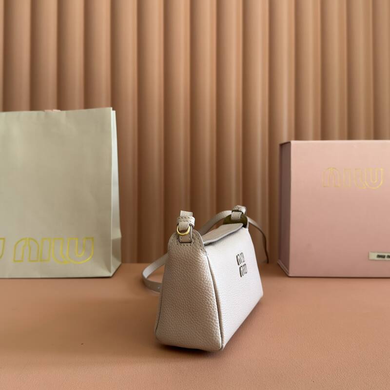 Miu Miu Beige 25x18x10cm shoulder bag — Top Quality Replica