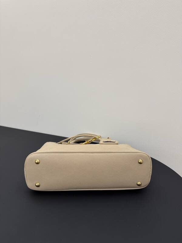 Miu Miu Beige 25x18x10cm shoulder bag — Top Quality Replica