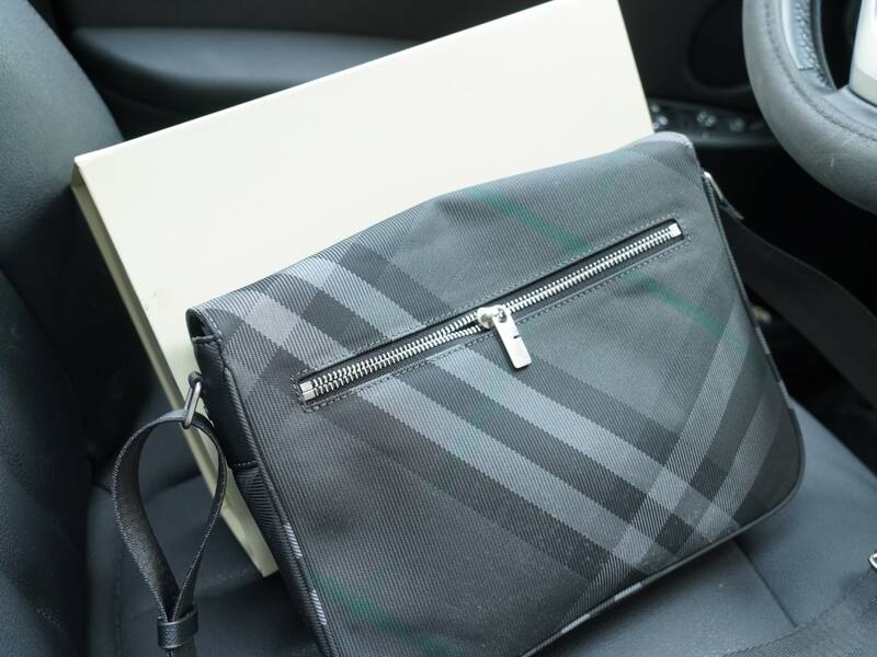 Burberry shoulder bag — Premium Replica