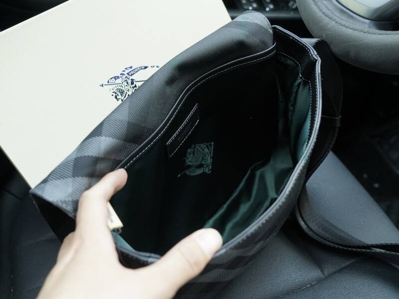 Burberry shoulder bag — Premium Replica