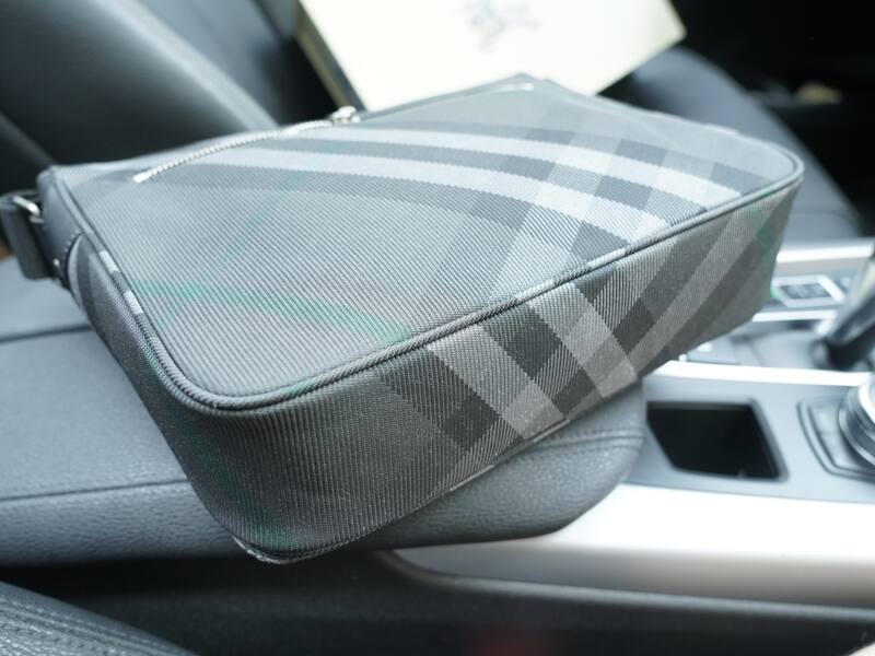Burberry shoulder bag — Premium Replica