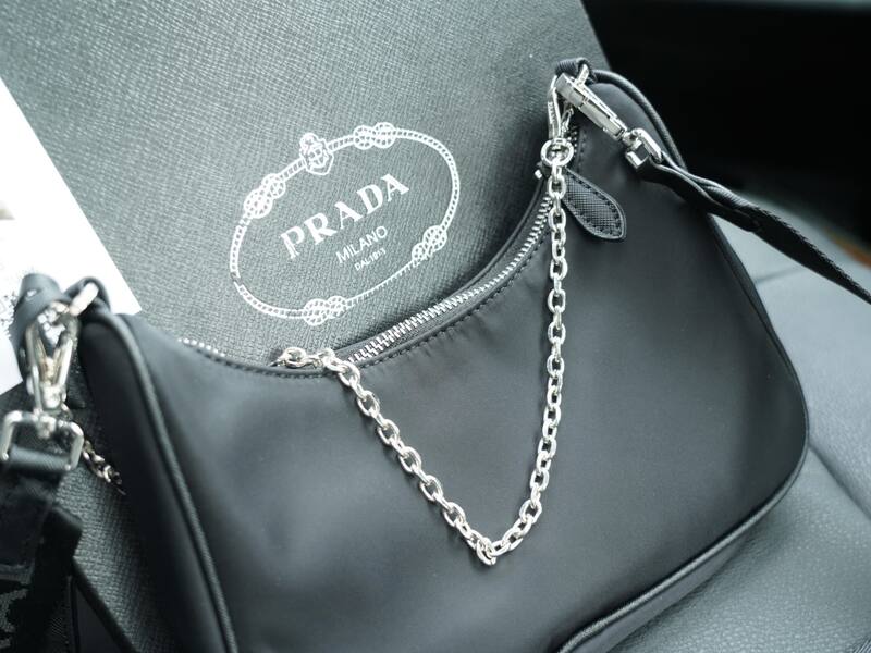 Prada Re-Edition Black shoulder bag — 1:1 Replica