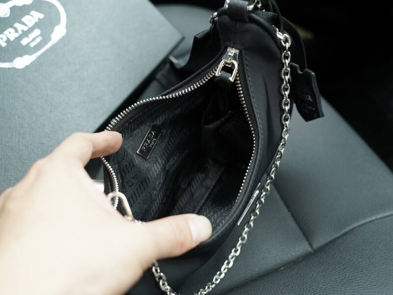 Prada Re-Edition Black shoulder bag — 1:1 Replica