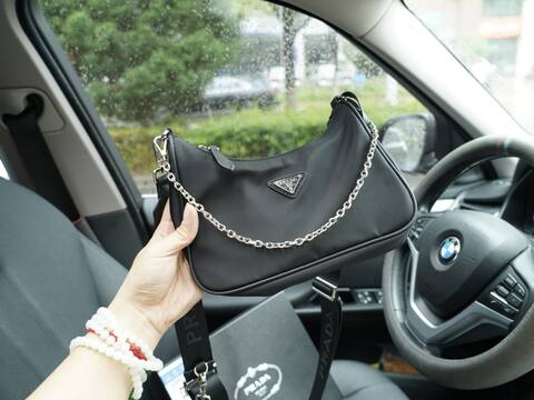 Prada Re-Edition Black 22x17cm shoulder bag 1 1 Replica