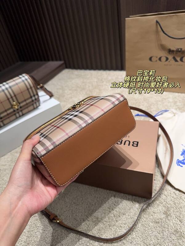 Burberry Haymarket Check with Brown Leather Trim 19*13cm crossbody — Top Quality Replica